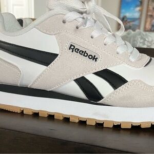 Womens Nike athletic size 7 1/2